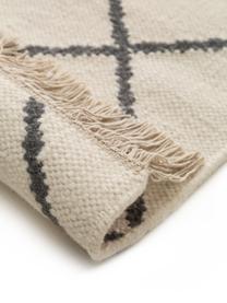 Tapis kilim en laine crème tissé main Vince, 90 % laine, 10 % coton
Les tapis en laine peuvent perdre des fibres lors des premières semaines et des peluches peuvent se former, ce phénomène est naturel et diminue à mesure de votre usage et du temps, Ivoire, gris foncé, larg. 200 x long. 300 cm (taille L)