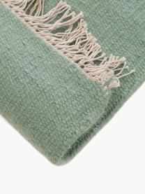 Ručne tkaný vlnený koberec so strapcami Liv, 80 % vlna, 20 %  polyester

V prvých týždňoch používania môžu vlnené koberce uvoľňovať vlákna, tento jav zmizne po niekoľkých týždňoch používania, Šalviovozelená, Š 80 x D 150 cm (veľkosť XS)