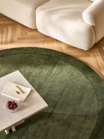 Okrągły dywan z krótkim włosiem Kari, 100% poliester z certyfikatem GRS, Odcienie ciemnego zielonego, Ø 150 cm (Rozmiar M)
