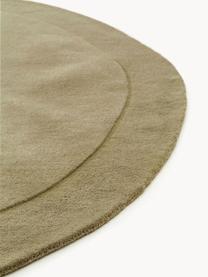 Tapis en laine tissé à la main de forme organique Shape, 100 % laine

Les tapis en laine peuvent perdre des fibres lors des premières semaines et des peluches peuvent se former, ce phénomène est naturel et diminue à mesure de votre usage et du temps, Vert olive, Ø 200 cm (taille L)