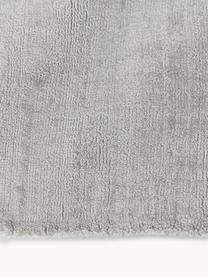 Alfombra artesanal de viscosa Jane, Parte superior: 100% viscosa, Reverso: 100% algodón El material , Gris claro, An 160 x L 230 cm (Tamaño M)