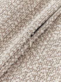 Bouclé-Kissenhülle Bellamie, Bouclé (95 % Polyester, 5 % Polyacryl)

Bouclé ist ein Material, das sich durch seine unregelmäßig geschwungene Struktur auszeichnet. Die charakteristische Oberfläche entsteht durch eingewebte Schlingen aus verschiedenartigen Garnen, die dem Stoff eine einzigartige Struktur verleihen. Die Schlingenstruktur hat einen isolierenden und gleichzeitig flauschigen Effekt, der den Stoff besonders kuschelig macht., Bouclé Greige, B 60 x L 60 cm