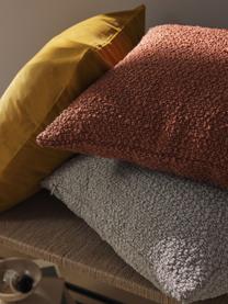 Housse de coussin en tissu bouclé Bellamie, Tissu bouclé (95 % polyester, 5 % polyacrylique)

Le bouclé est un matériau qui se caractérise par sa structure incurvée irrégulière. La surface caractéristique est créée par des boucles tissées de fils de différents types, qui confèrent au tissu une structure unique. La structure bouclée a un effet à la fois isolant et moelleux, ce qui rend le tissu particulièrement douillet, Bouclé grège, larg. 60 x long. 60 cm