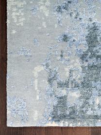 Tappeto in viscosa tessuto a mano Silk Shadows, 75% viscosa, 25% lana neozelandese, Tonalità blu, tonalità grigie, Larg. 60 x Lung. 90 cm (taglia XS)