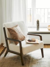 Fauteuil en peluche avec accoudoirs en bois de chêne Naia, Blanc cassé