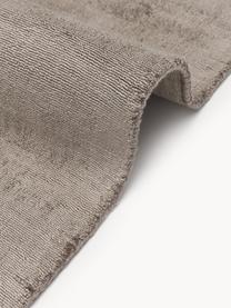 Handgeweven viscose vloerkleed Jane, Onderzijde: 100% katoen Het in dit pr, Taupe, B 200 x L 300 cm (maat L)