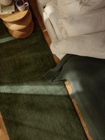 Pluizige hoogpolige loper Leighton, Onderzijde: 70% polyester, 30% katoen, Donkergroen, B 80 x L 200 cm