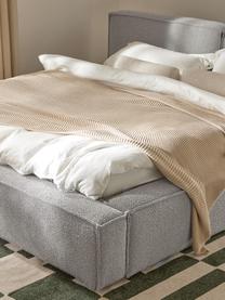 Letto imbottito in bouclé Lennon, Rivestimento: bouclé (80% poliestere, 2, Rivestimento: schiuma, certificata Cert, Struttura: legno di pino massiccio, , Piedini: legno, plastica Questo pr, Bouclé grigio, Larg. 208 x Lung. 243 cm (superfice 140 x 200 cm)