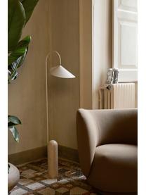 Lampada da terra con base in travertino Arum, orientabile, Paralume: alluminio verniciato a po, Struttura: ferro verniciato a polver, Piede: travertino, Bianco latte, travertino beige chiaro, Alt. 136 cm