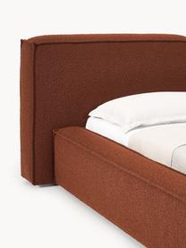 Cama tapizada en tejido bouclé Lennon, con espacio de almacenamiento, Funda: Bouclé (80% poliéster, 20, Estructura: madera de pino maciza con, Patas: madera, plástico Este pro, Bouclé terracota, An 208 x L 243 cm (colchón 140 x 200 cm)