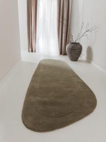 Tapis en laine tissé à la main de forme organique Shape, 100 % laine

Les tapis en laine peuvent perdre des fibres lors des premières semaines et des peluches peuvent se former, ce phénomène est naturel et diminue à mesure de votre usage et du temps, Vert olive, larg. 80 x long. 250 cm