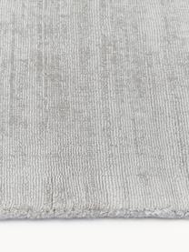 Tapis en viscose tissé main Jane, Gris clair, larg. 160 x long. 230 cm (taille M)