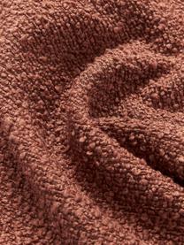 Bouclé-Kissenhülle Bellamie, Bouclé (95 % Polyester, 5 % Polyacryl)

Bouclé ist ein Material, das sich durch seine unregelmäßig geschwungene Struktur auszeichnet. Die charakteristische Oberfläche entsteht durch eingewebte Schlingen aus verschiedenartigen Garnen, die dem Stoff eine einzigartige Struktur verleihen. Die Schlingenstruktur hat einen isolierenden und gleichzeitig flauschigen Effekt, der den Stoff besonders kuschelig macht., Bouclé Terrakotta, B 45 x L 45 cm, 2 Stück