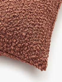 Bouclé-Kissenhülle Bellamie, Bouclé (95 % Polyester, 5 % Polyacryl)

Bouclé ist ein Material, das sich durch seine unregelmässig geschwungene Struktur auszeichnet. Die charakteristische Oberfläche entsteht durch eingewebte Schlingen aus verschiedenartigen Garnen, die dem Stoff eine einzigartige Struktur verleihen. Die Schlingenstruktur hat einen isolierenden und gleichzeitig flauschigen Effekt, der den Stoff besonders kuschelig macht., Bouclé Terrakotta, B 45 x L 45 cm, 2 Stück