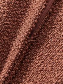 Bouclé-Kissenhülle Bellamie, Bouclé (95 % Polyester, 5 % Polyacryl)

Bouclé ist ein Material, das sich durch seine unregelmäßig geschwungene Struktur auszeichnet. Die charakteristische Oberfläche entsteht durch eingewebte Schlingen aus verschiedenartigen Garnen, die dem Stoff eine einzigartige Struktur verleihen. Die Schlingenstruktur hat einen isolierenden und gleichzeitig flauschigen Effekt, der den Stoff besonders kuschelig macht., Bouclé Terrakotta, B 45 x L 45 cm, 2 Stück