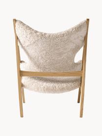 Fauteuil lounge en tissu peluche Knitting, Peau de mouton blanc cassé, bois de chêne, larg. 71 x prof. 67 cm