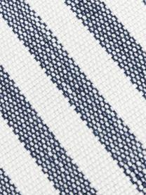 Handgewebter In- & Outdoor-Teppich Lyla, 100 % Polyester, GRS-zertifiziert, Weiss, Dunkelblau, B 80 x L 150 cm (Grösse XS)