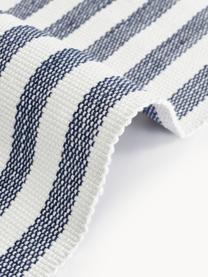 Handgeweven in- & outdoor vloerkleed Lyla, 100% polyester, GRS-gecertificeerd, Wit, donkerblauw, B 80 x L 150 cm (maat XS)