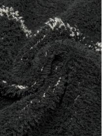 Handgetufte katoenen loper Asisa met zigzag patroon en franjes, Zwart, B 80 x L 250 cm
