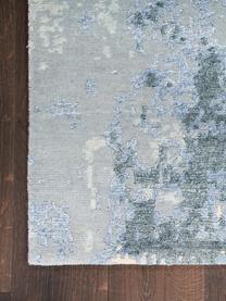 Handgewebter Viskose-Teppich Silk Shadows, 75 % Viskose, 25 % neuseeländische Wolle, Blautöne, Grautöne, B 60 x L 90 cm (Größe XS)