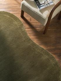 Ručne tuftovaný vlnený koberec v organickom tvare Kadey, Tmavozelená, Š 120 x D 180 cm (veľkosť S)
