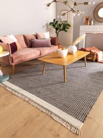 Tapis en laine à franges tissé main Kim, 80 % laine, 20 % coton

Les tapis en laine peuvent perdre des fibres lors des premières semaines et des peluches peuvent se former, ce phénomène est naturel et diminue à mesure de votre usage et du temps, Noir, beige clair, larg. 80 x long. 120 cm (taille XS)