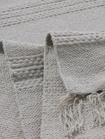 Bavlnený koberec s pruhovanou štruktúrou a strapcami Tanya, Svetlosivá