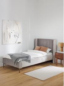 Cama individual de terciopelo Dusk, Tapizado: terciopelo de poliéster A, Estructura: madera de pino maciza con, Patas: metal con pintura en polv, Terciopelo gris claro, An 90 x L 200 cm