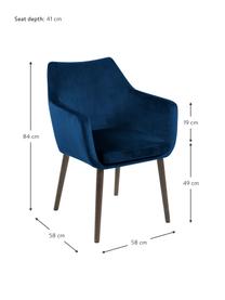 Fluwelen armstoel Nora met houten poten, Bekleding: polyester fluweel, Poten: eikenhout, gebeitst en ge, Fluweel donkerblauw, poten donkerbruin, 58 x 84 cm