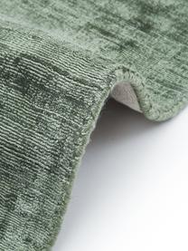 Handgeweven viscose vloerkleed Jane, Onderzijde: 100% katoen, Donkergroen, B 200 x L 300 cm (maat L)