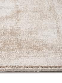 Handgeweven viscose vloerkleed Jane, Onderzijde: 100% katoen Het in dit pr, Lichtbeige, B 300 x L 400 cm (maat XL)