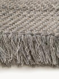 Ručne tkaný vlnený koberec so strapcami Lars, 60 % vlna, 20 % bavlna, 20 % polyester
V prvých týždňoch používania môžu vlnené koberce uvoľňovať vlákna, tento jav zmizne po niekoľkých týždňoch používania, Hnedosivá, Š 80 x D 150 cm (veľkosť XS)