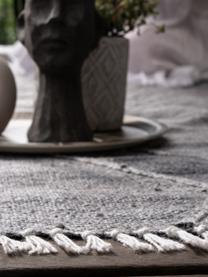 Ručně tkaný interiérový a exteriérový koberec s různou výškou povrchu a třásněmi Dakar, 100 % polyethylen, Šedá, Š 80 cm, D 150 cm (velikost XS)