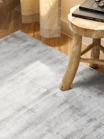 Tapis en viscose tissé main Jane, Gris clair, larg. 160 x long. 230 cm (taille M)