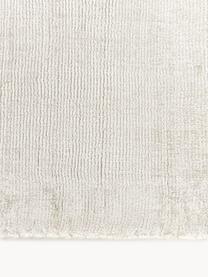 Handgeweven viscose vloerkleed Jane, Bovenzijde: 100% viscose, Onderzijde: 100% katoen, Gebroken wit, B 400 x L 500 cm