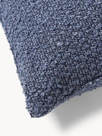 Bouclé-Kissenhülle Bellamie, Bouclé (95 % Polyester, 5 % Polyacryl)

Bouclé ist ein Material, das sich durch seine unregelmässig geschwungene Struktur auszeichnet. Die charakteristische Oberfläche entsteht durch eingewebte Schlingen aus verschiedenartigen Garnen, die dem Stoff eine einzigartige Struktur verleihen. Die Schlingenstruktur hat einen isolierenden und gleichzeitig flauschigen Effekt, der den Stoff besonders kuschelig macht., Bouclé Graublau, B 45 x L 45 cm, 2 Stück