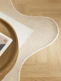 Ručně tkaný viskózový koberec s vlnitým okrajem Wavy, Béžová, Š 80 cm, D 150 cm (velikost XS)
