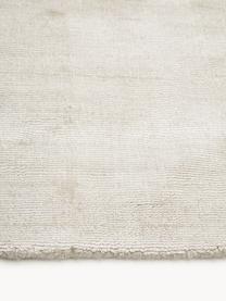 Alfombra artesanal de viscosa Jane, Parte superior: 100% viscosa, Reverso: 100% algodón, Blanco Off White, An 400 x L 500 cm