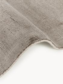 Handgeweven viscose vloerkleed Jane, Onderzijde: 100% katoen Het in dit pr, Taupe, B 200 x L 300 cm (maat L)