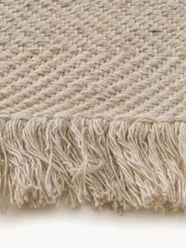 Ručně tkaný vlněný koberec s třásněmi Lars, 60 % vlna, 20 % bavlna, 20 % polyester

V prvních týdnech používání vlněných koberců se může objevit charakteristický jev uvolňování vláken, který po několika týdnech používání zmizí., Světle béžová, Š 80 cm, D 150 cm (velikost XS)