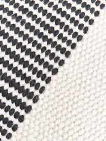 Tapis tufté main à poils courts et franges Kami, 100 % polyester, certifié GRS, Blanc cassé, noir, larg. 80 x long. 150 cm (taille XS)