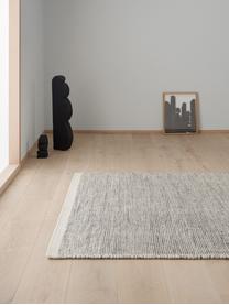 Tapis kilim en laine gris clair tissé main Delight, 90 % laine, 10 % coton
Les tapis en laine peuvent perdre des fibres lors des premières semaines et des peluches peuvent se former, ce phénomène est naturel et diminue à mesure de votre usage et du temps, Gris clair, larg. 200 x long. 300 cm (taille L)