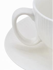 Handgemachte Teetasse mit Untertasse Sandvig mit leichtem Rillenrelief, Porzellan, durchgefärbt, Gebrochenes Weiß, Ø 8 x H 6 cm