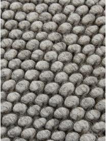 Handgestikt wollen vloerkleed Lovisa in lichtgrijs gevlekt, Bovenzijde: 60% wol, 40% viscose, Onderzijde: 100% katoen Bij wollen vl, Zilvergrijs, B 120 x L 170 cm (maat S)