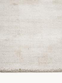Ručne tkaný koberec z viskózy Jane, Lomená biela, Š 400 x D 500 cm