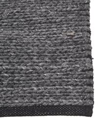 Alfombra artesanal de lana trenzada Uno, 60% lana, 40% poliéster

Las alfombras de lana se pueden aflojar durante las primeras semanas de uso, la pelusa se reduce con el uso diario., Gris oscuro, An 120 x L 170 cm (Tamaño S)
