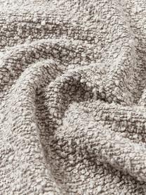 Bouclé-Kissenhülle Bellamie, Bouclé (95 % Polyester, 5 % Polyacryl)

Bouclé ist ein Material, das sich durch seine unregelmässig geschwungene Struktur auszeichnet. Die charakteristische Oberfläche entsteht durch eingewebte Schlingen aus verschiedenartigen Garnen, die dem Stoff eine einzigartige Struktur verleihen. Die Schlingenstruktur hat einen isolierenden und gleichzeitig flauschigen Effekt, der den Stoff besonders kuschelig macht., Bouclé Greige, B 60 x L 60 cm