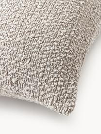 Housse de coussin en bouclette Bellamie, Tissu bouclette (95 % polyester, 5 % polyacrylique)

La bouclette est une matière qui se caractérise par sa texture aux courbes irrégulières. La surface caractéristique est créée par des boucles tissées de fils différents qui confèrent au tissu une structure unique. La structure bouclée a un effet à la fois isolant et moelleux, ce qui rend le tissu particulièrement douillet, Bouclette grège, larg. 60 x long. 60 cm