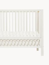 Höhenverstellbares Baby-Bett Harlequin, 60 x 120 cm, Kiefernholz, Mitteldichte Holzfaserplatte (MDF), lackiert mit VOC-freier Farbe und FSC-zertifiziert, Birkenholz, Off White lackiert, B 60 x L 120 cm