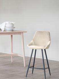 Sedia da bar in tessuto beige con gambe in metallo Sierra, Rivestimento: 100% poliestere (velluto), Struttura: legno certificato FSC, Gambe: metallo verniciato a polv, Velluto beige, Larg. 47 x Alt. 97 cm